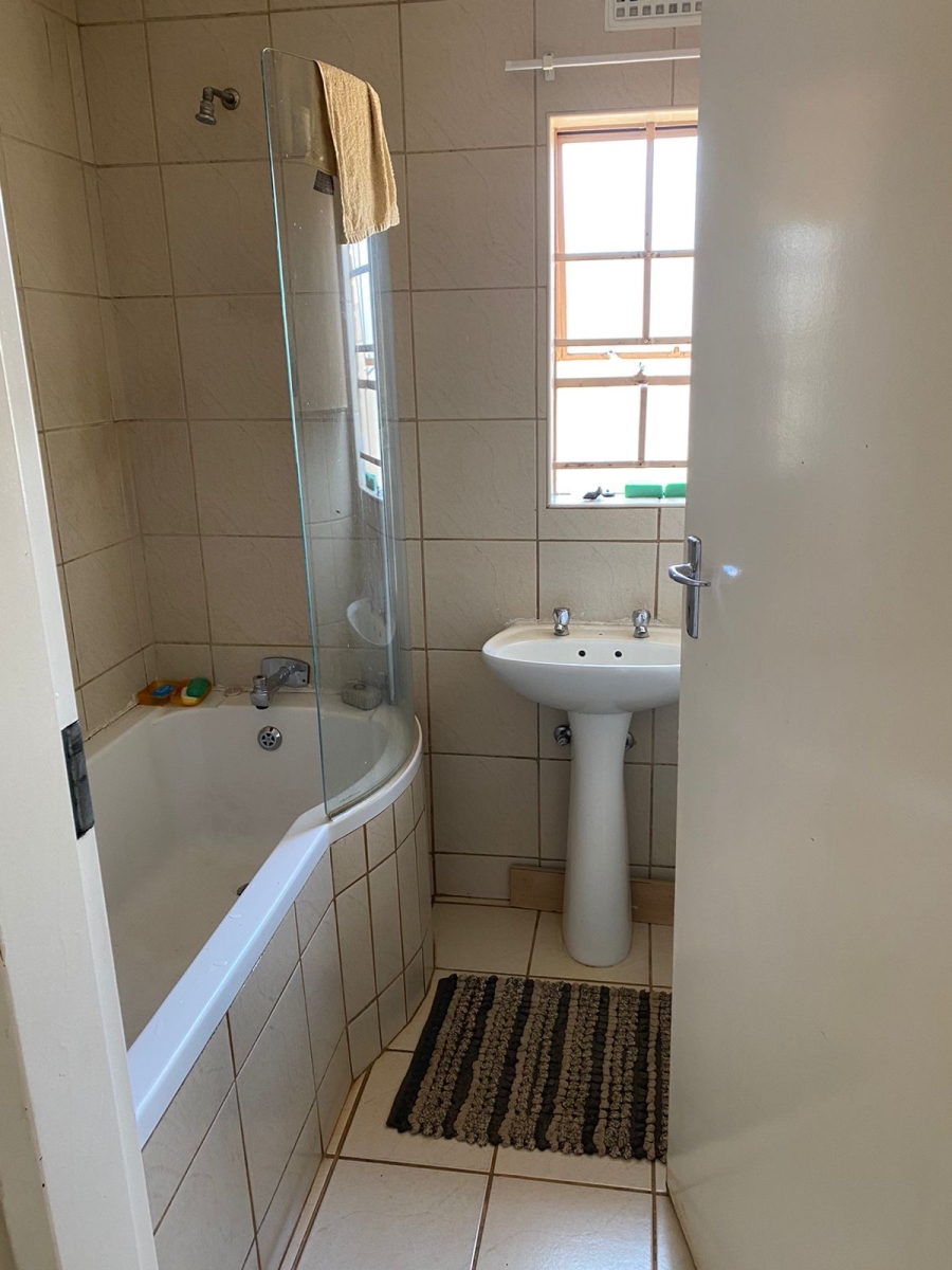 To Let 3 Bedroom Property for Rent in Clayville Gauteng