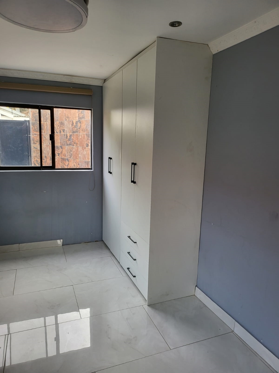 To Let 1 Bedroom Property for Rent in Buccleuch Gauteng