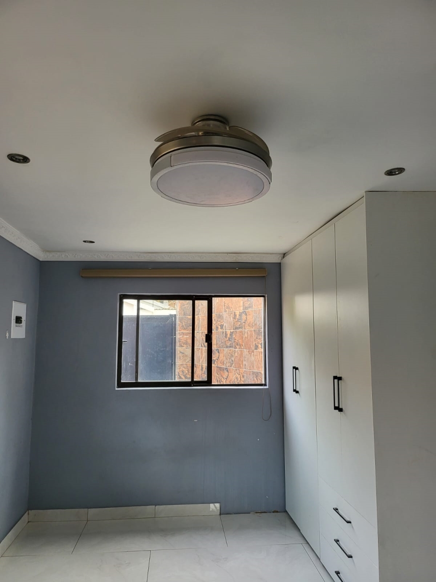 To Let 1 Bedroom Property for Rent in Buccleuch Gauteng