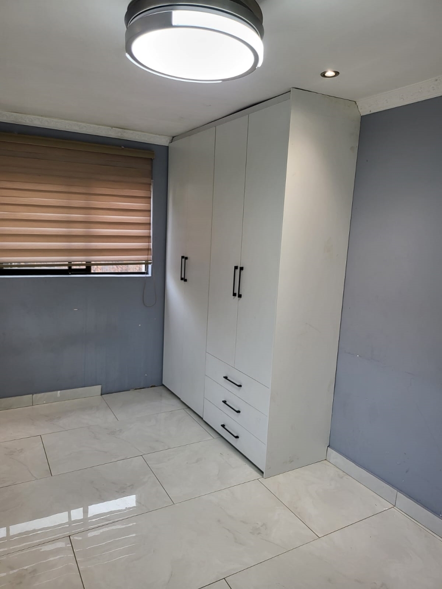 To Let 1 Bedroom Property for Rent in Buccleuch Gauteng