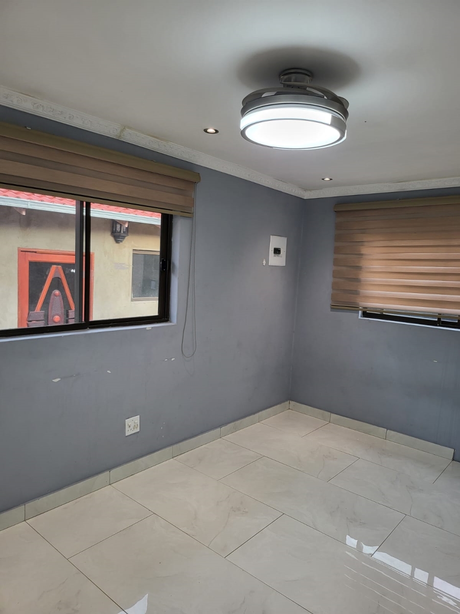 To Let 1 Bedroom Property for Rent in Buccleuch Gauteng