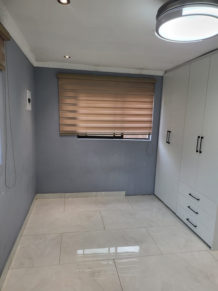 To Let 1 Bedroom Property for Rent in Buccleuch Gauteng