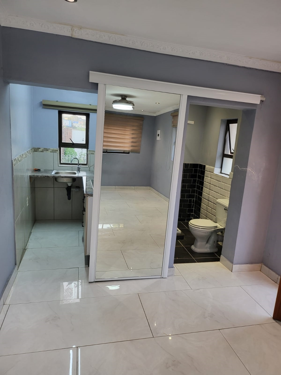 To Let 1 Bedroom Property for Rent in Buccleuch Gauteng