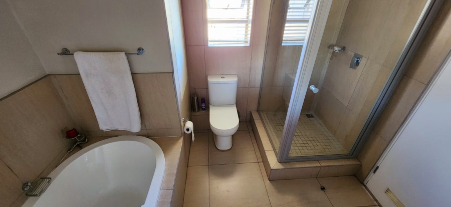 To Let 2 Bedroom Property for Rent in Hurlingham Gauteng