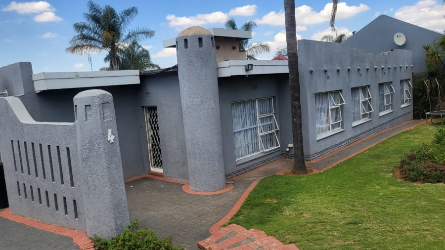 4 Bedroom Property for Sale in Wilro Park Gauteng