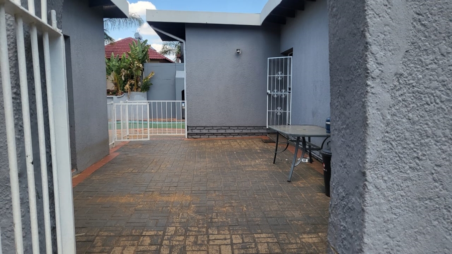 4 Bedroom Property for Sale in Wilro Park Gauteng