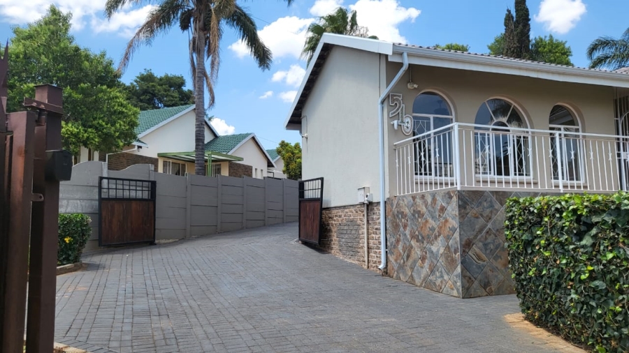 3 Bedroom Property for Sale in Helderkruin Gauteng