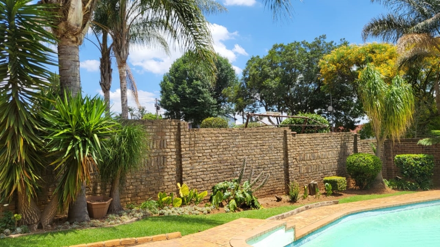 3 Bedroom Property for Sale in Helderkruin Gauteng