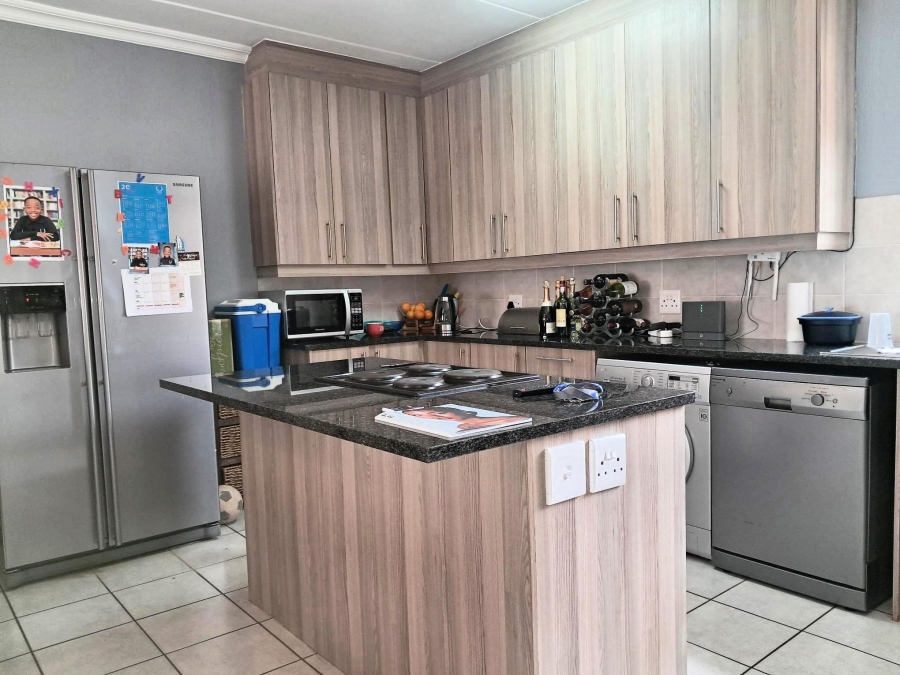 To Let 3 Bedroom Property for Rent in Helderkruin Gauteng