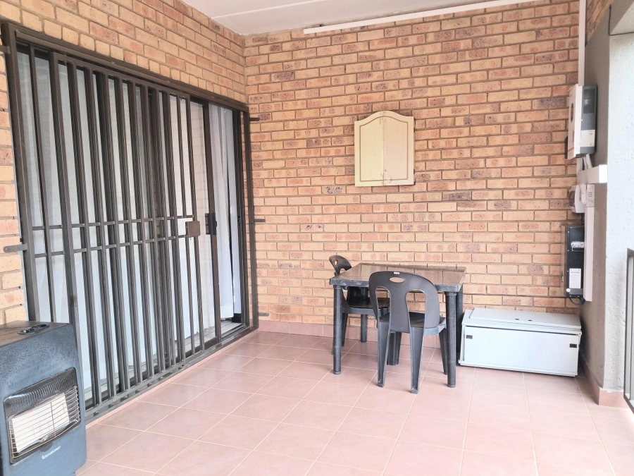 To Let 3 Bedroom Property for Rent in Helderkruin Gauteng