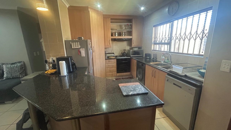 2 Bedroom Property for Sale in Bardene Gauteng