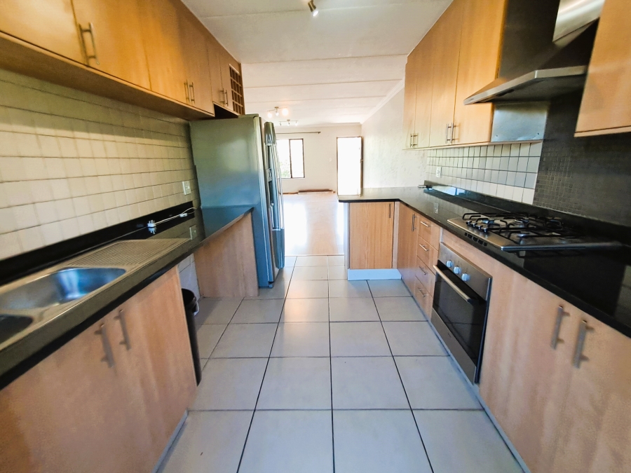 To Let 2 Bedroom Property for Rent in Benmore Gardens Gauteng