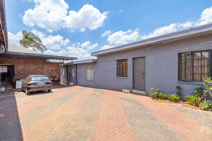 7 Bedroom Property for Sale in Laudium Gauteng