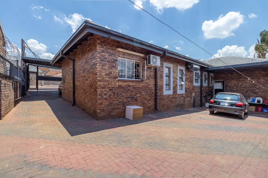 7 Bedroom Property for Sale in Laudium Gauteng