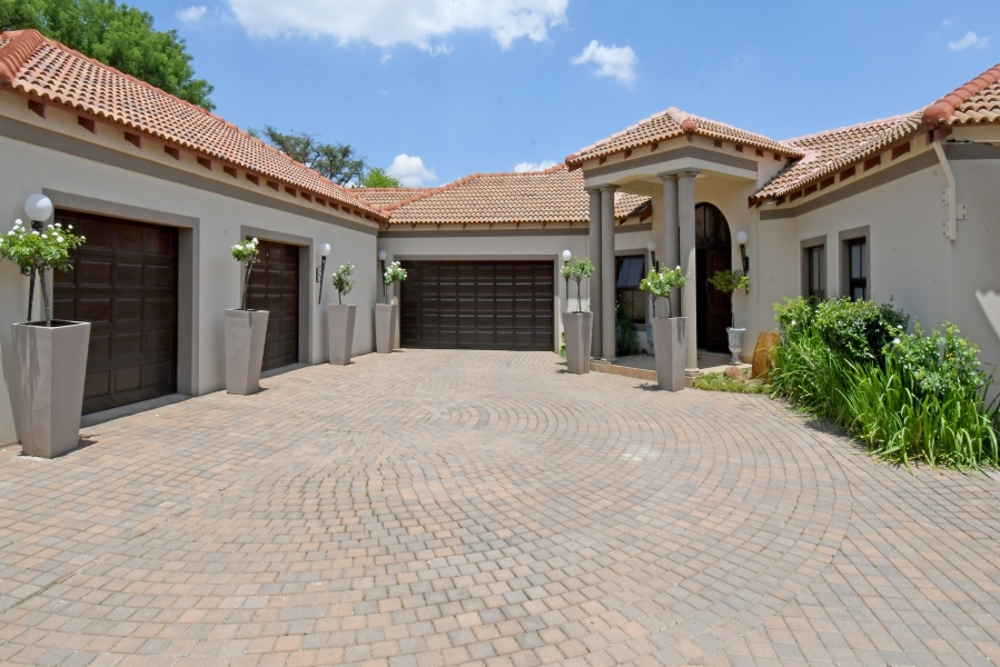 5 Bedroom Property for Sale in Blue Hills Country Estate Gauteng