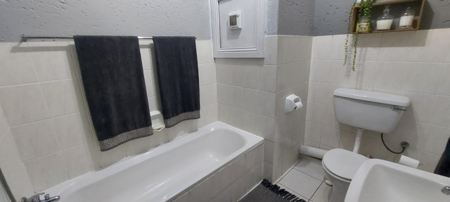 2 Bedroom Property for Sale in Constantia Kloof Gauteng