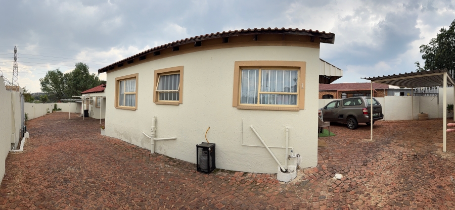 10 Bedroom Property for Sale in Mondeor Gauteng