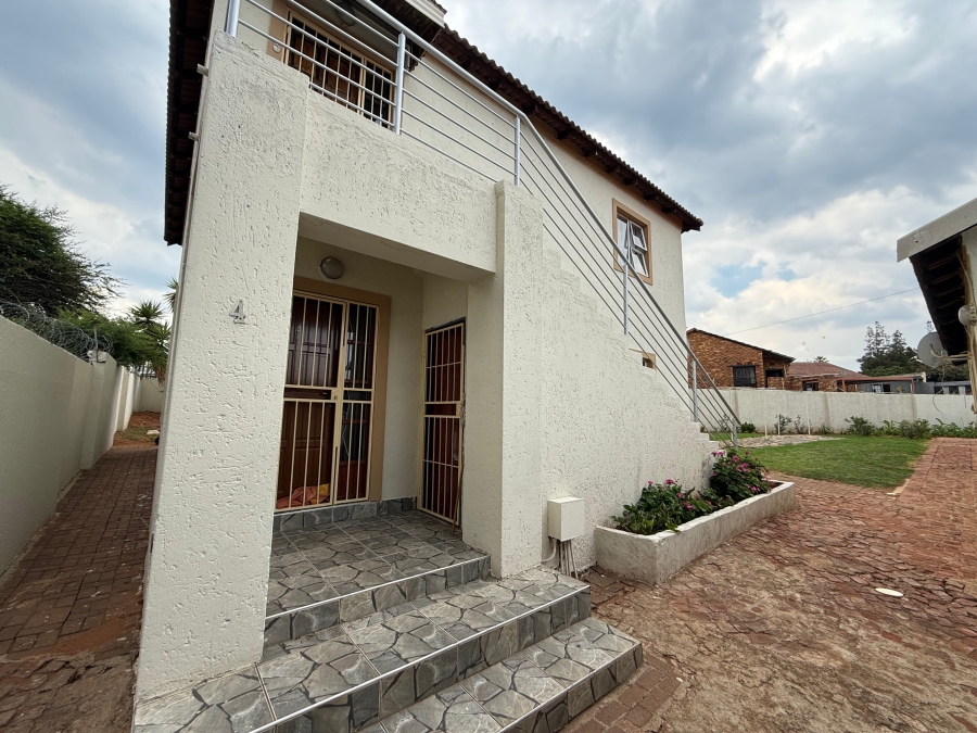 10 Bedroom Property for Sale in Mondeor Gauteng