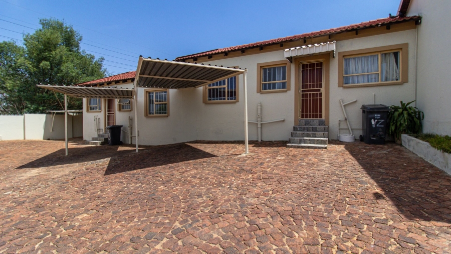 10 Bedroom Property for Sale in Mondeor Gauteng