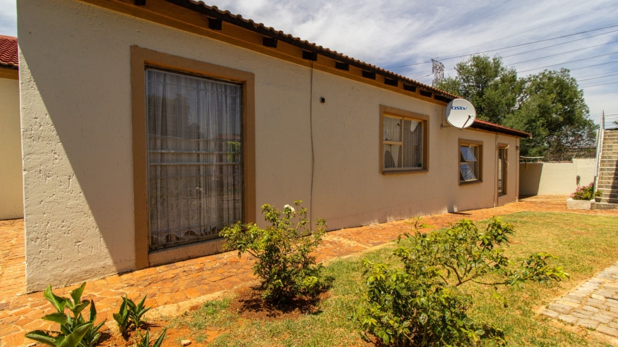 10 Bedroom Property for Sale in Mondeor Gauteng