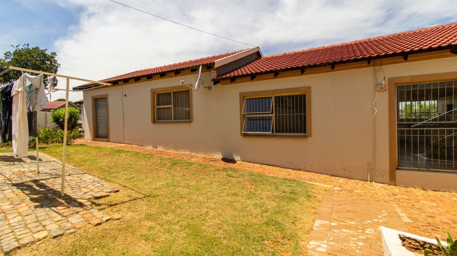 10 Bedroom Property for Sale in Mondeor Gauteng