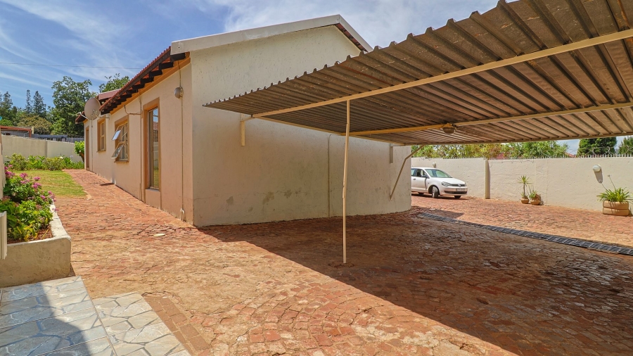 10 Bedroom Property for Sale in Mondeor Gauteng