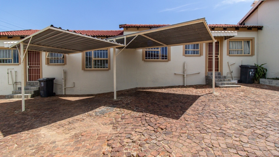 10 Bedroom Property for Sale in Mondeor Gauteng