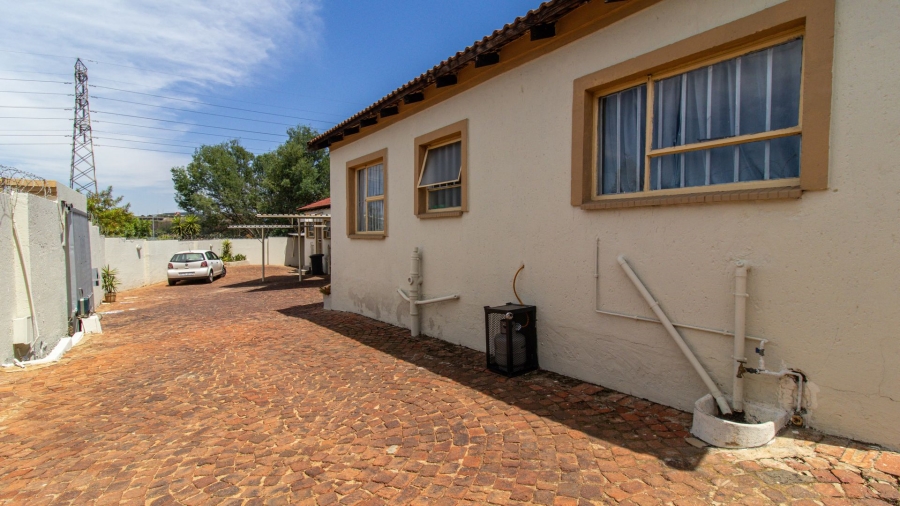 10 Bedroom Property for Sale in Mondeor Gauteng