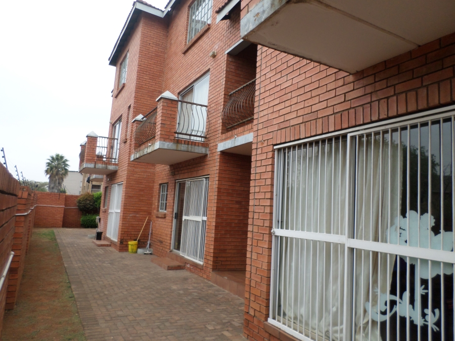 To Let 2 Bedroom Property for Rent in Weltevreden Park Gauteng