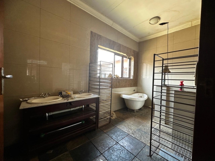 5 Bedroom Property for Sale in Salies Village Gauteng