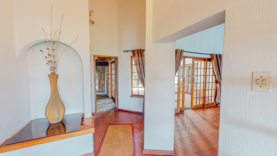 6 Bedroom Property for Sale in Waverley Gauteng