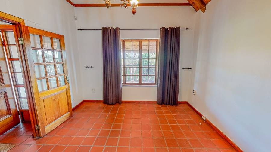 6 Bedroom Property for Sale in Waverley Gauteng