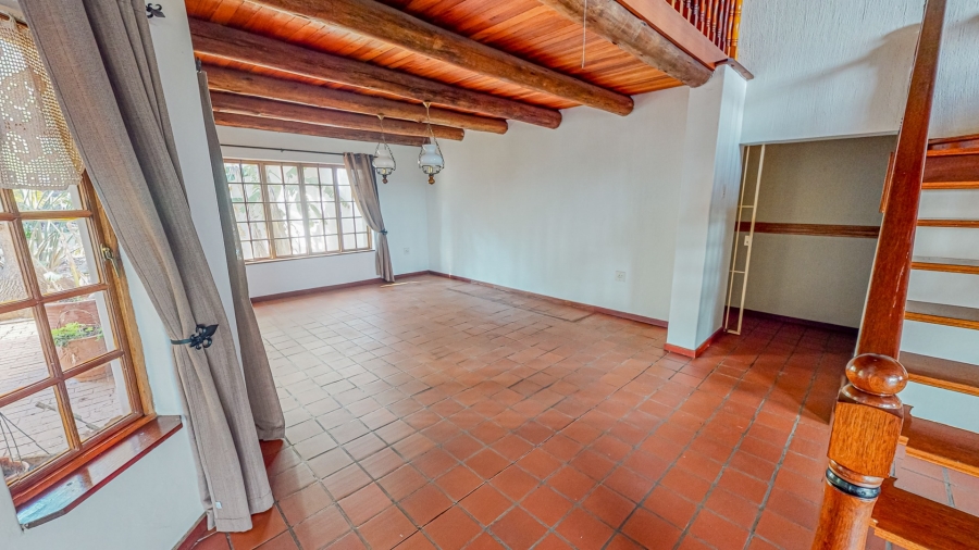 6 Bedroom Property for Sale in Waverley Gauteng