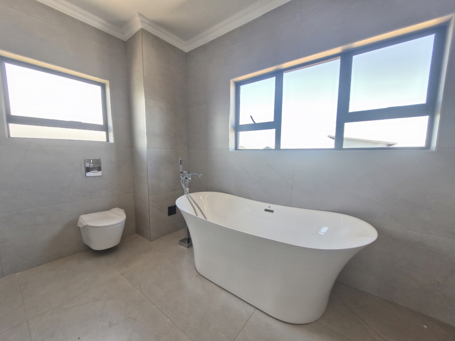 5 Bedroom Property for Sale in Six Fountains Estate Gauteng