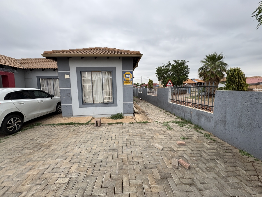 5 Bedroom Property for Sale in Rosslyn Gauteng