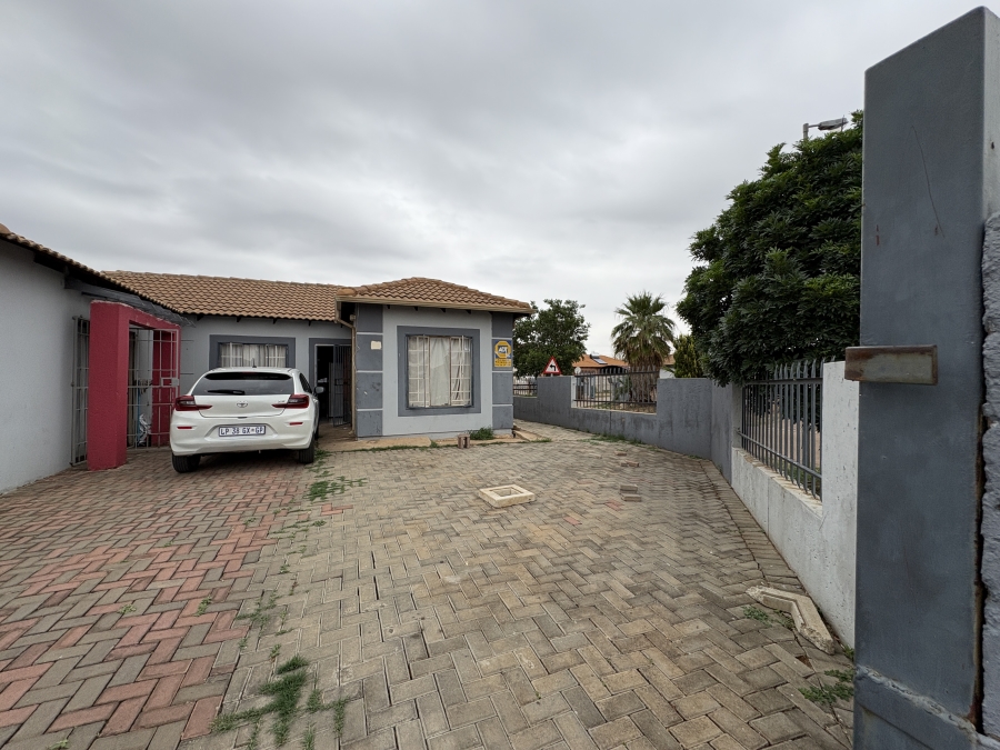 5 Bedroom Property for Sale in Rosslyn Gauteng