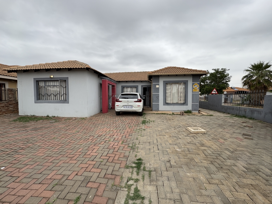 5 Bedroom Property for Sale in Rosslyn Gauteng