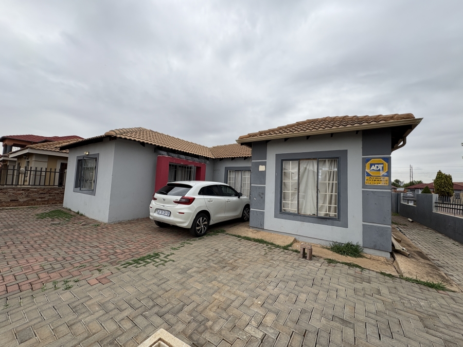 5 Bedroom Property for Sale in Rosslyn Gauteng