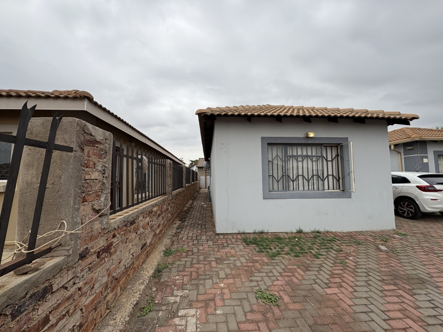 5 Bedroom Property for Sale in Rosslyn Gauteng