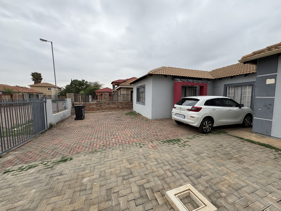 5 Bedroom Property for Sale in Rosslyn Gauteng