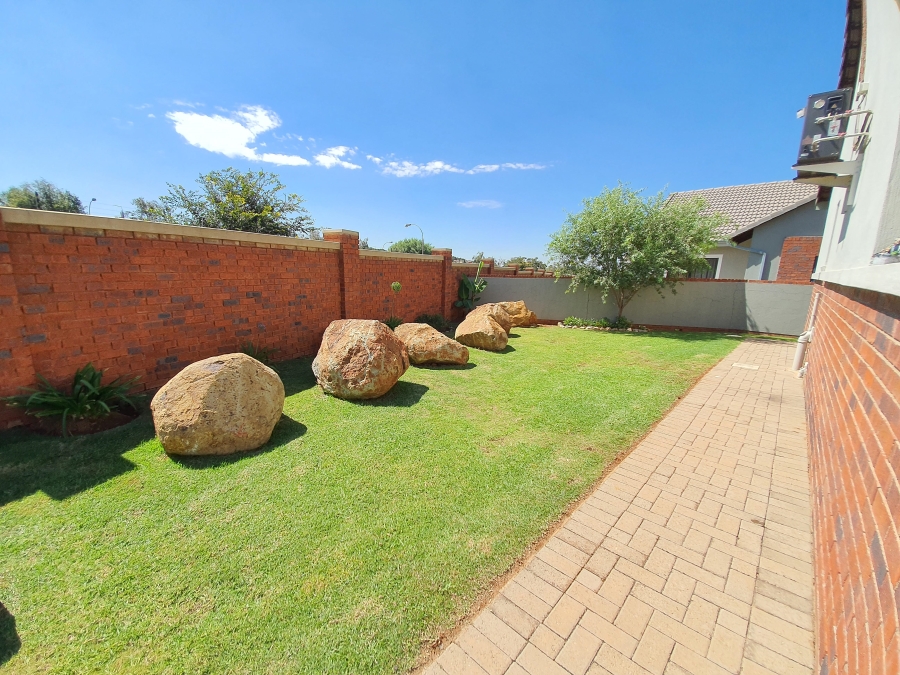 To Let 2 Bedroom Property for Rent in Meyersdal Gauteng