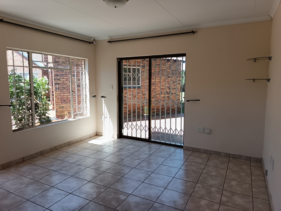 To Let 2 Bedroom Property for Rent in Golf Park Gauteng