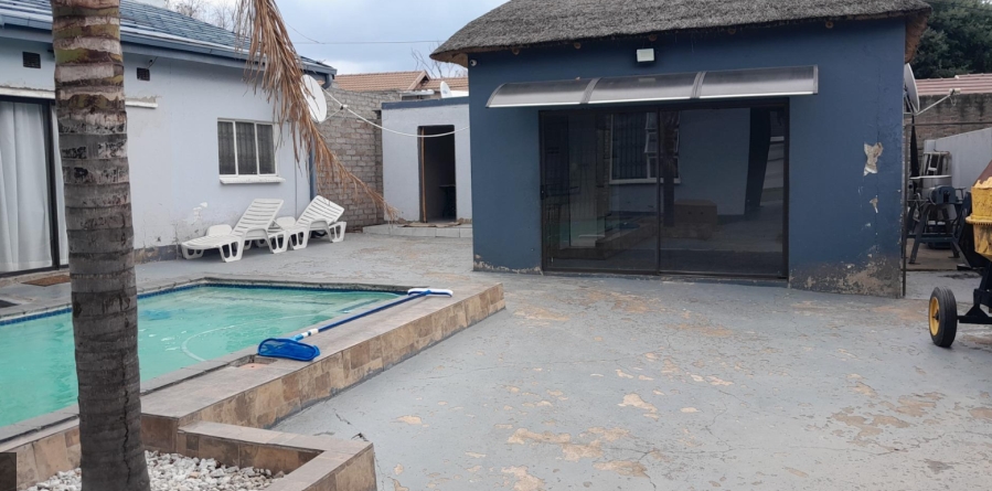 12 Bedroom Property for Sale in Southdale Gauteng