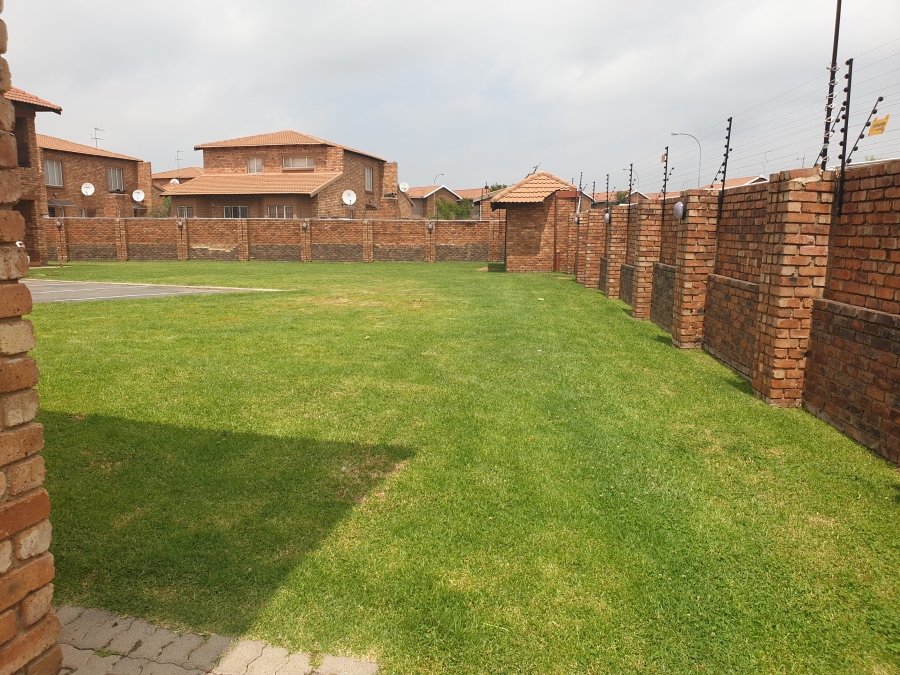 2 Bedroom Property for Sale in Edleen Gauteng