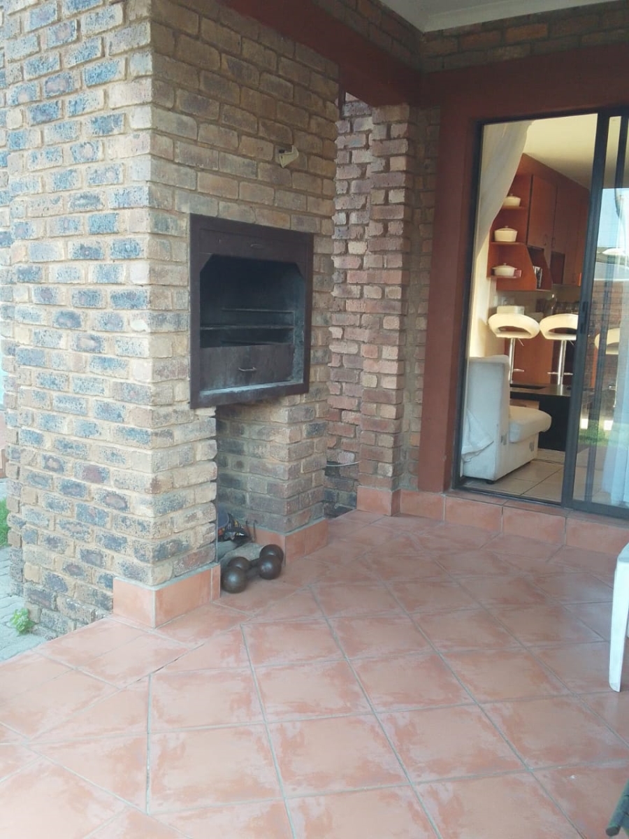 2 Bedroom Property for Sale in Edleen Gauteng