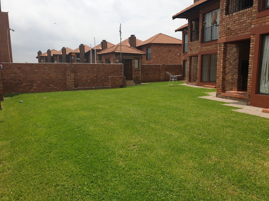 2 Bedroom Property for Sale in Edleen Gauteng