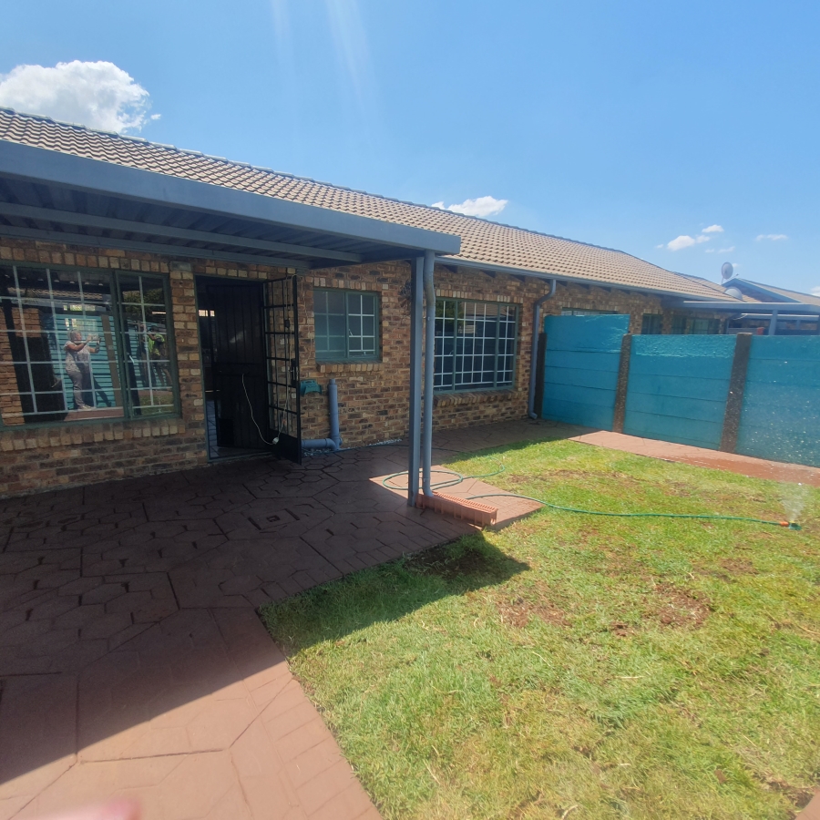 To Let 2 Bedroom Property for Rent in Sinoville Gauteng