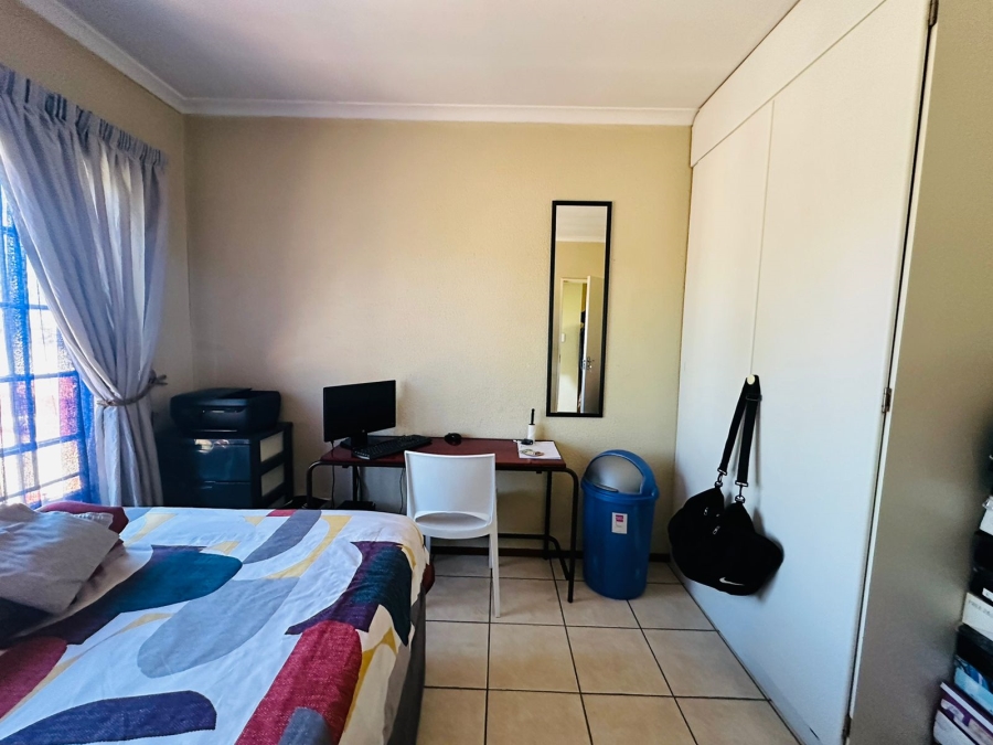 To Let 2 Bedroom Property for Rent in Weltevreden Park Gauteng