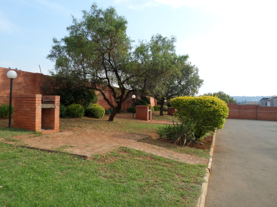 To Let 2 Bedroom Property for Rent in Weltevreden Park Gauteng