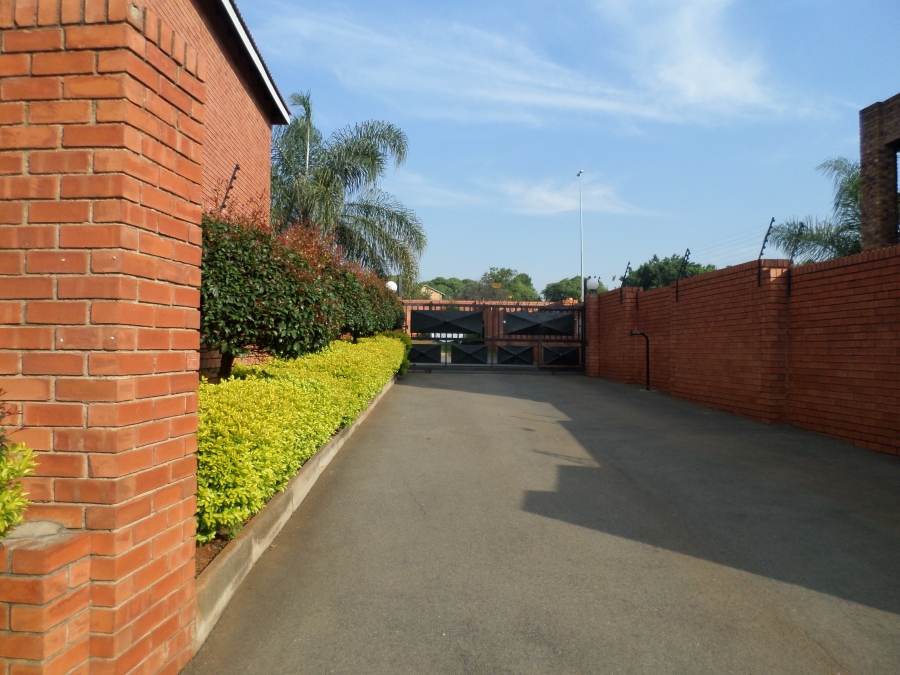 To Let 2 Bedroom Property for Rent in Weltevreden Park Gauteng